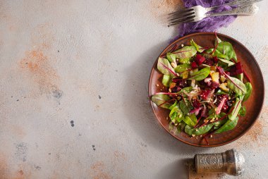 Pancar ve mangold salatası, diyet yemek.