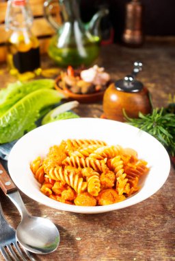 Tavuk ve domates soslu makarna, soslu makarna.