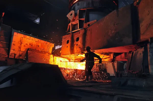 Metalúrgico indústria metalúrgica no trabalho — Fotografia de Stock