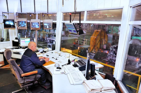 Operador de fábrica de la sala de control del laminador Imágenes de stock libres de derechos