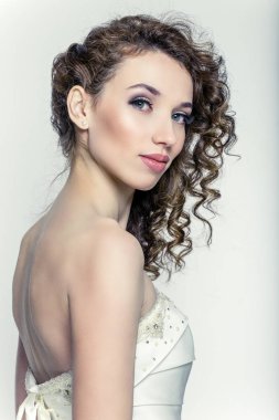 İnce kıvırcık kız yakın çekim