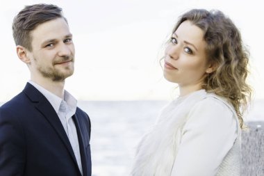 Mutlu yeni evliler kameraya bak