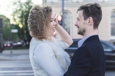 Bir yaya geçidi önünde genç Çift