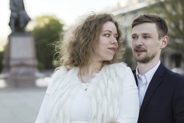 genç bir çift bir yürüyüş