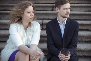 Evin önünde merdivenlerde oturan genç Çift