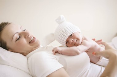 Neşeli anne ve bebek evlat