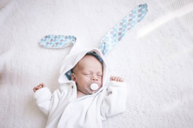 (Beşik içinde uyuyan bebek)