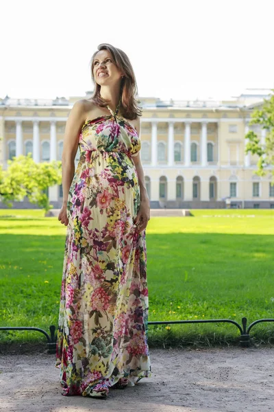 Wunderschöne schwangere Frau im mikhailovsky garten (russland, st. — Stockfoto