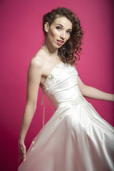 Fotomodel in een trouwjurk draait — Stockfoto