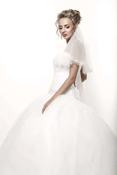 Bruid in witte jurk op een witte achtergrond — Stockfoto