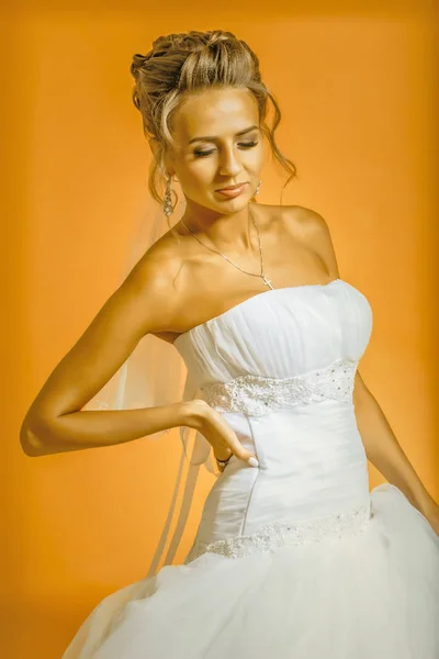 Bruid op een oranje achtergrond — Stockfoto
