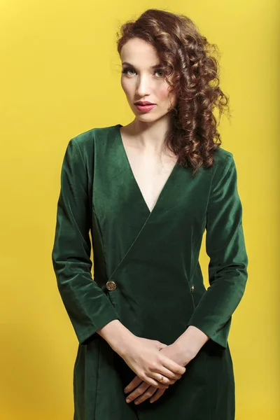 Hermosa chica en un vestido de un terciopelo de seda verde oscuro Fotos de stock libres de derechos