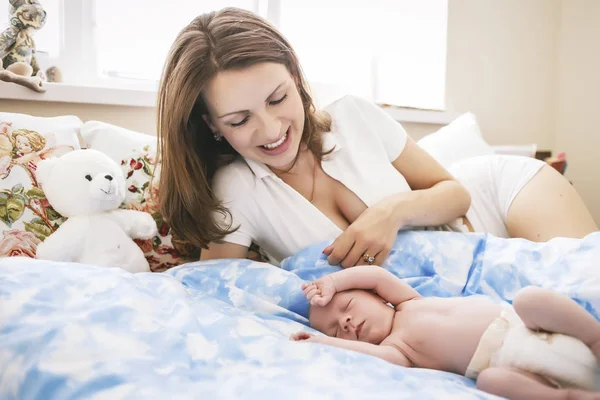Mujer y niño recién nacido Fotos de stock libres de derechos