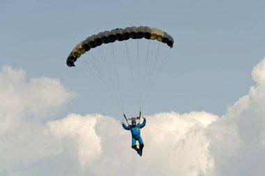 Skydiver paraşüt üzerinde