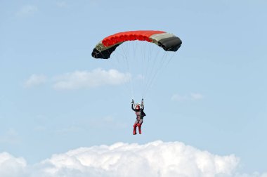 Skydiver paraşüt üzerinde