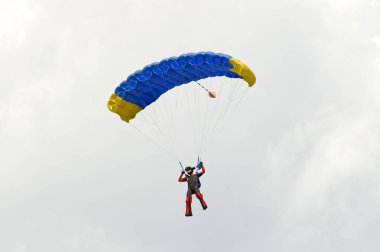 Skydiver paraşüt üzerinde