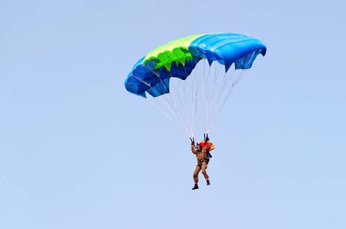 Skydiver paraşüt üzerinde