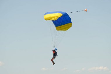 Skydiver paraşüt üzerinde