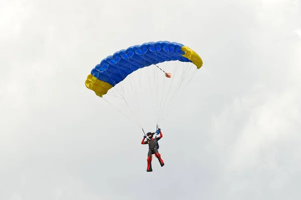 Skydiver op parachute — Stockfoto