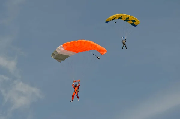 Skydiver em paraquedas — Fotografia de Stock