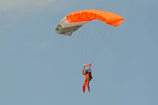 Spadochroniarz na spadochron — Zdjęcie stockowe