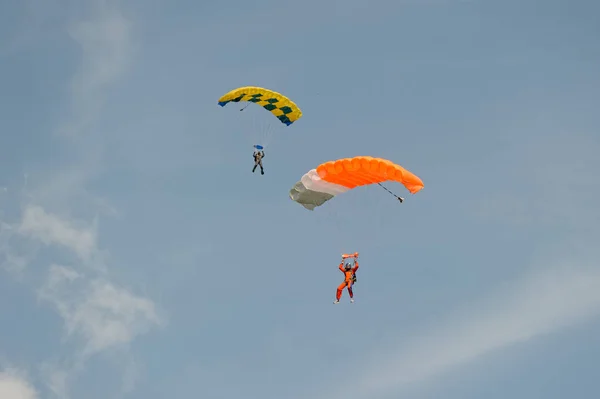 Skydiver σχετικά με αλεξίπτωτο — Φωτογραφία Αρχείου