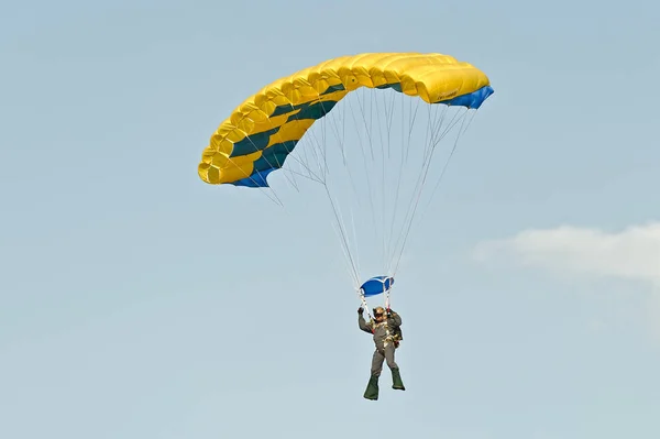 Skydiver σχετικά με αλεξίπτωτο — Φωτογραφία Αρχείου