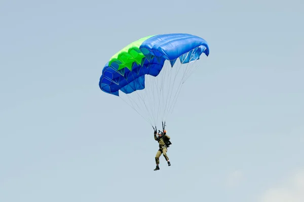 Skydiver on parachute — Stock Photo, Image