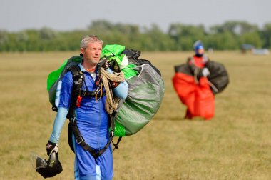 Skydiver bir paraşüt iniş sonra taşır.