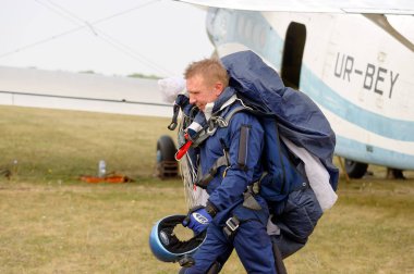 Skydiver bir paraşüt iniş sonra taşır.