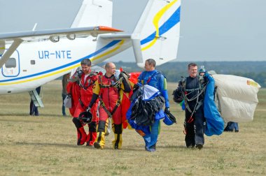 Skydiver bir paraşüt iniş sonra taşır.