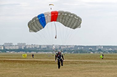 Skydiver bir paraşüt iniş sonra taşır.