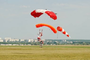 Skydiver bir paraşüt iniş sonra taşır.