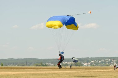 Skydiver bir paraşüt iniş sonra taşır.
