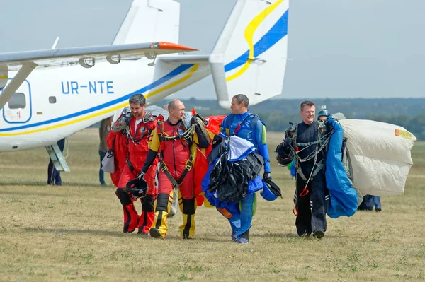 Skydiver bir paraşüt iniş sonra taşır.