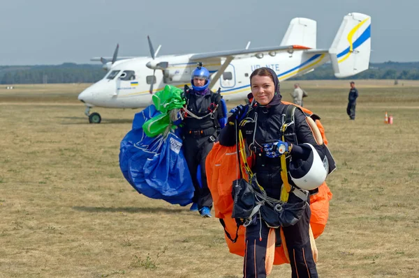Skydiver bir paraşüt iniş sonra taşır.
