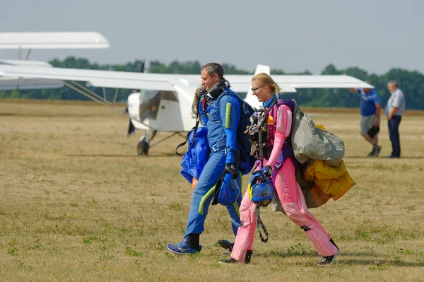 Skydiver bir paraşüt iniş sonra taşır.