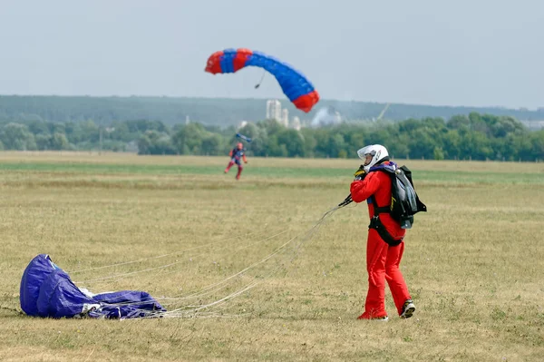 Skydiver bir paraşüt iniş sonra taşır.