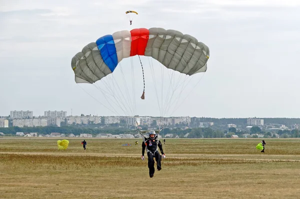 Skydiver μεταφέρει ένα αλεξίπτωτο αμέσως μετά την προσγείωση — Φωτογραφία Αρχείου