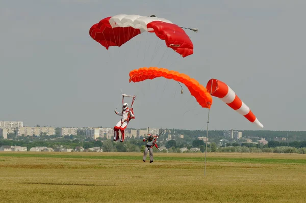 Skydiver draagt een parachute na de landing — Stockfoto