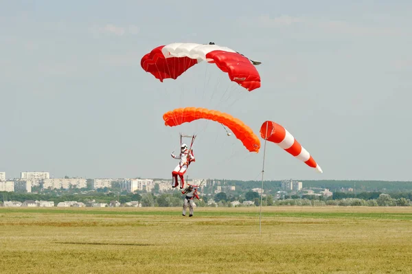 Skydiver draagt een parachute na de landing — Stockfoto
