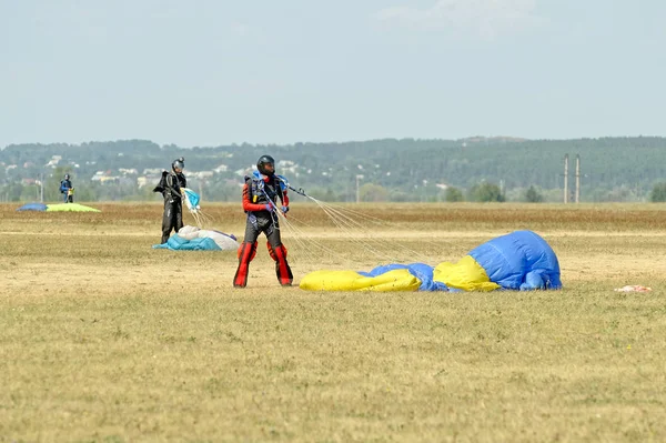 Skydiver slacciare il paracadute dopo l'atterraggio — Foto Stock
