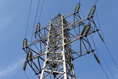 Elektrik iletim kulesi