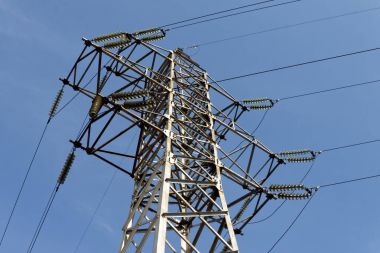Elektrik iletim kulesi