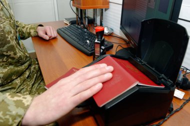 Ukraynalı noktasında sınırların kontrolü için Rus bir pasaport tarama