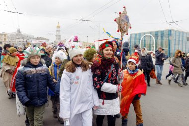 Kharkiv, Ukrayna - 13 Ocak 2018 - katılımcıların geleneksel Noel, Verteps Parade (doğuş sahne), Noel yıldız, şarkı şarkıları. Poz ve gülümseyen karnaval kıyafetleri giyen insanlar. Kış açık görüntü.
