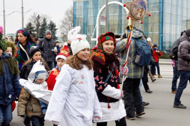Kharkiv, Ukrayna - 13 Ocak 2018 - katılımcıların geleneksel Noel, Verteps Parade (doğuş sahne), Noel yıldız, şarkı şarkıları. Poz ve gülümseyen karnaval kıyafetleri giyen insanlar. Kış açık görüntü.