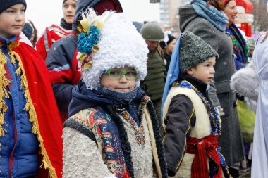 Kharkiv, Ukrayna - 13 Ocak 2018 - katılımcıların geleneksel Noel, Verteps Parade (doğuş sahne), Noel yıldız, şarkı şarkıları. Poz ve gülümseyen karnaval kıyafetleri giyen insanlar. Kış açık görüntü.