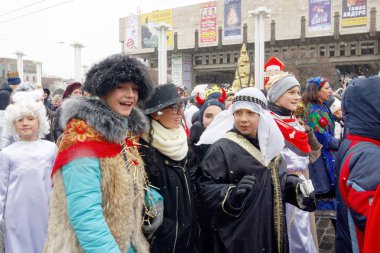 Kharkiv, Ukrayna - 13 Ocak 2018 - katılımcıların geleneksel Noel, Verteps Parade (doğuş sahne), Noel yıldız, şarkı şarkıları. Poz ve gülümseyen karnaval kıyafetleri giyen insanlar. Kış açık görüntü.