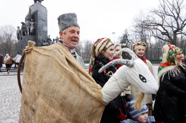 Kharkiv, Ukrayna - 13 Ocak 2018 - katılımcıların geleneksel Noel, Verteps Parade (doğuş sahne), Noel yıldız, şarkı şarkıları. Poz ve gülümseyen karnaval kıyafetleri giyen insanlar. Kış açık görüntü.